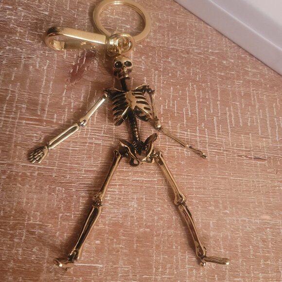 ALEXANDER MCQUEEN - Keychain/Bag clip. Gold toned. Brand new. Gift box included. - Picture 8 of 11